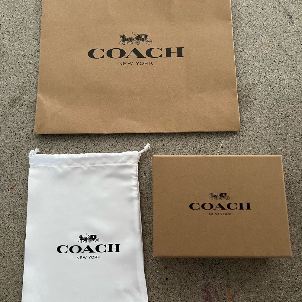 Coach lot - Picture 2 of 11